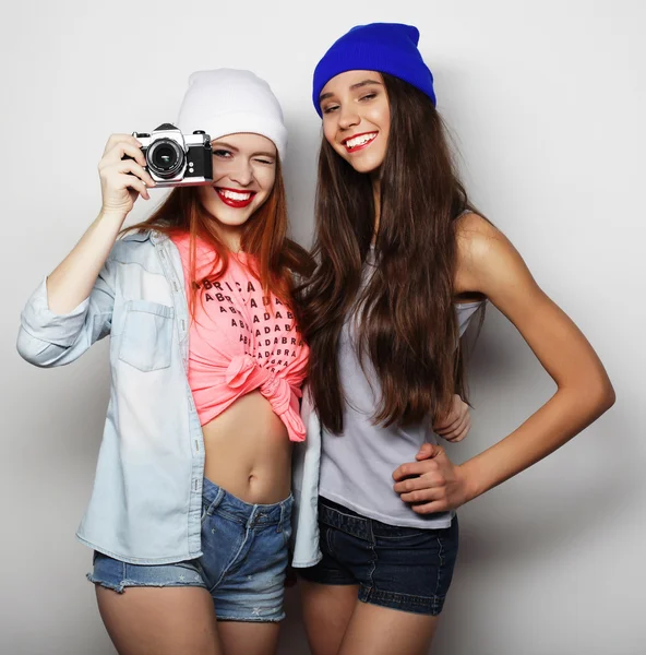 Retrato de estilo de vida de duas namoradas adolescentes bonitas sorrindo e ha — Fotografia de Stock