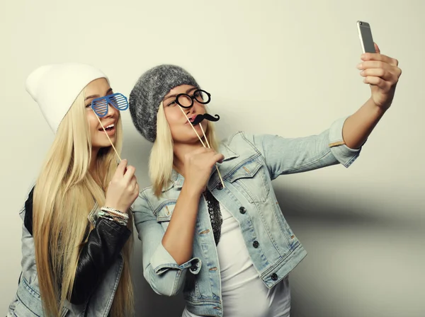 Two teenage girls friends in hipster outfit make selfie — Stock Photo, Image