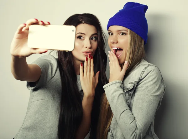 Deux adolescentes amies en tenue hipster font du selfie — Photo