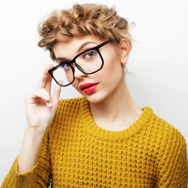 Портрет случайной женщины в очках — стоковое фото