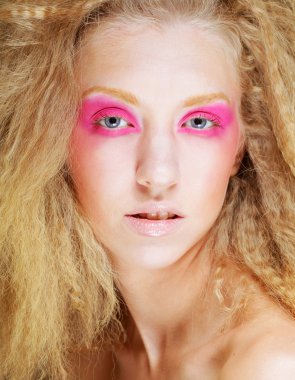 pembe makyaj mutlu sarışın