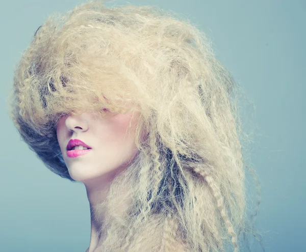 Femme avec coiffure créative — Photo