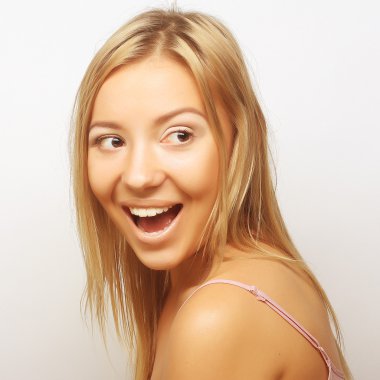 Güzel, genç, şaşkın kadın. Stüdyo çekimi.