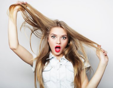 Genç sarışın kız gülümseyen şirin