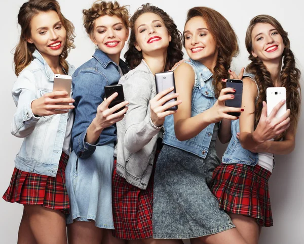 Retrato de estudio de cinco hermosas mujeres jóvenes tomando selfie — Foto de Stock