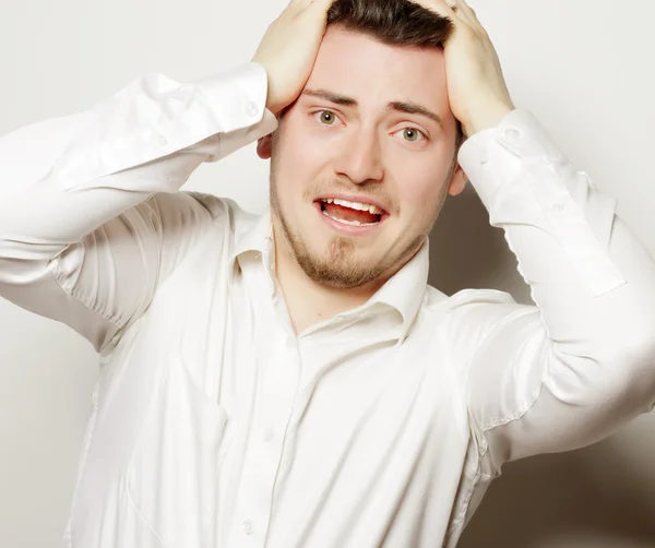 Fiatal irodai dolgozó őrült stressz sikoltozás — Stock Fotó