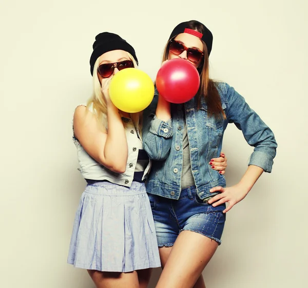 Meninas hipster sorrindo e segurando balões coloridos — Fotografia de Stock