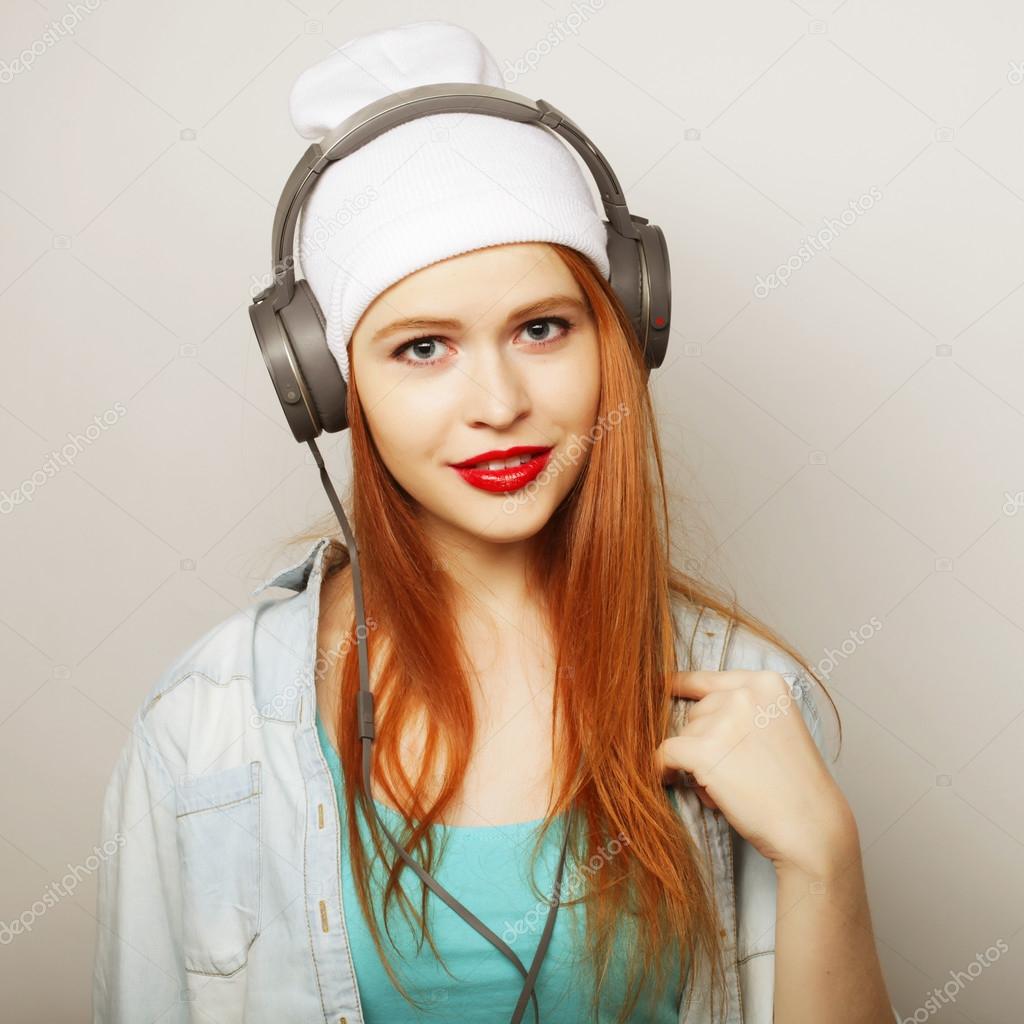 ヘッドフォンの音楽を聴いている若い女性 ストック写真 C Kanareva
