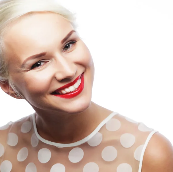 Attraktive kaukasische lächelnde Frau blond — Stockfoto