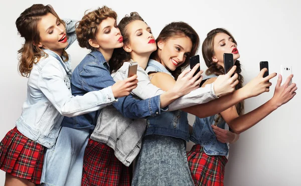 Retrato de estudio de cinco hermosas mujeres jóvenes tomando selfie —  Fotos de Stock