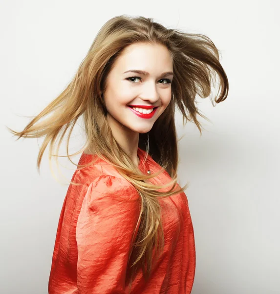 Jovem bonito sorrindo menina loira — Fotografia de Stock