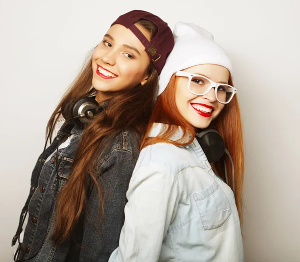 Estilo de vida retrato de dos novias adolescentes bonitas sonriendo y ha —  Fotos de Stock