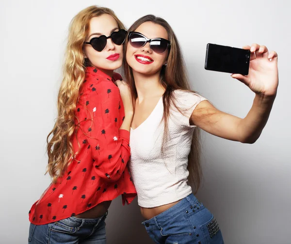 Dos amigas adolescentes en traje hipster hacen selfie —  Fotos de Stock