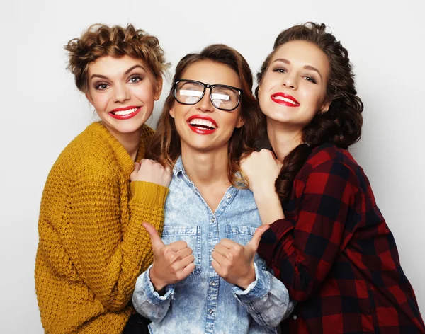 Модный портрет трех стильных сексуальных девушек - лучших друзей — стоковое фото