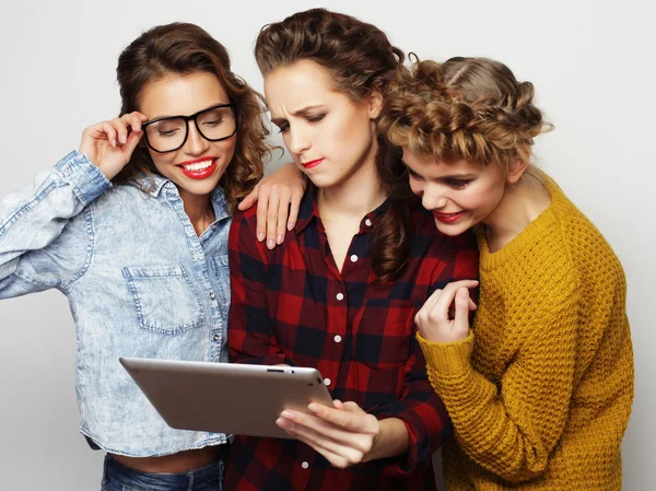 Tres chicas adolescentes amigos tomando selfie con tableta digital —  Fotos de Stock
