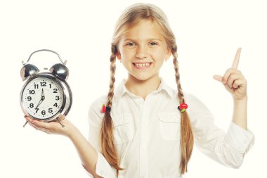 küçük kız ile bir gümüşlenmiş çalar-saat izole bir over üzerinde wh