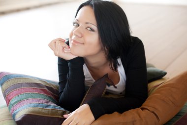 genç kadın üzerinde floo yalan