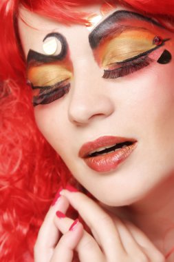 Parlak kızıl saçlı prenses.