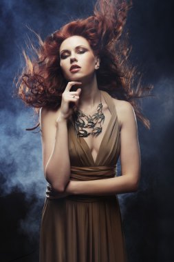 parlak kırmızı kıvırcık saçlı kadın