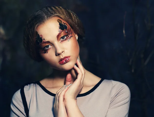 Pelirroja mujer con brillante maquillaje creativo —  Fotos de Stock