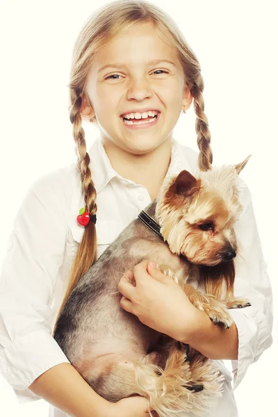Menina sorrindo segurando um cachorrinho bonito — Fotografia de Stock