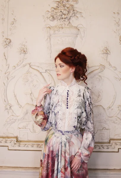 Bela mulher posando no palácio de luxo — Fotografia de Stock