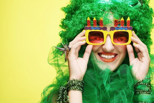 Jovem com cabelo verde e óculos de carnaval — Fotografia de Stock