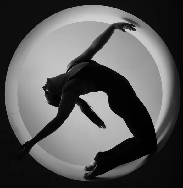 Silhouette sportiga kvinnan i cirkel — Stockfoto