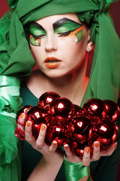 Belle dame avec maquillage artistique tenant décoration de Noël — Photo