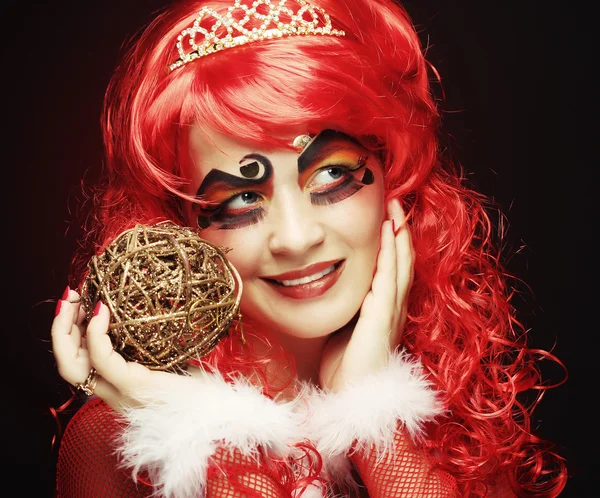 芸術的な化粧を保持している美しい女性クリスマスの装飾 — ストック写真
