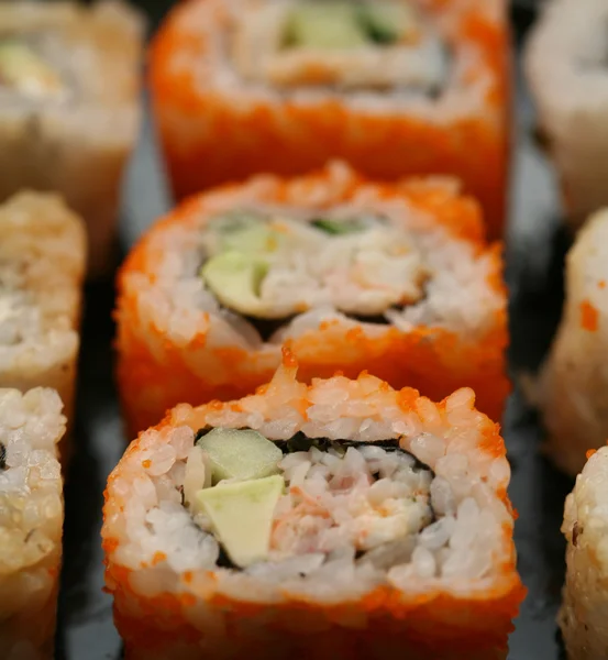 Rotoli con gamberetti, granchio e avocado — Foto Stock