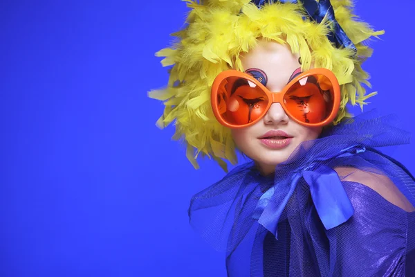 Mujer con pelo amarillo y gafas de carnaval —  Fotos de Stock