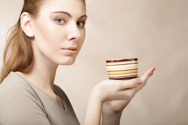 Hübsche Frau trinkt Kaffee — Stockfoto