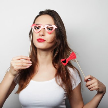 Parti imajı. Parti kadehi tutan neşeli genç bir kadın..