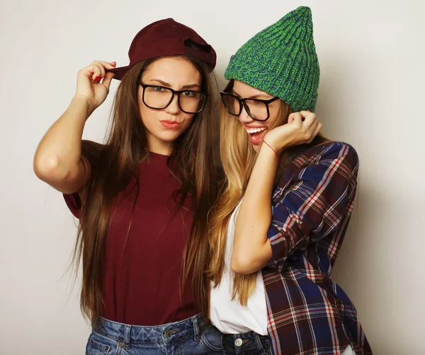 Close up lifestyle portrait of two pretty teen girlfriends smili — Stock Photo, Image