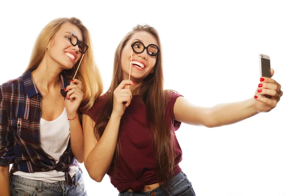 Hippi kıyafetli iki genç kız arkadaş selfie çekiyorlar. — Stok fotoğraf