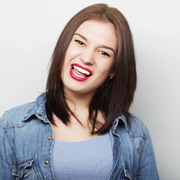 Mooie jonge gelukkig vrouw. — Stockfoto