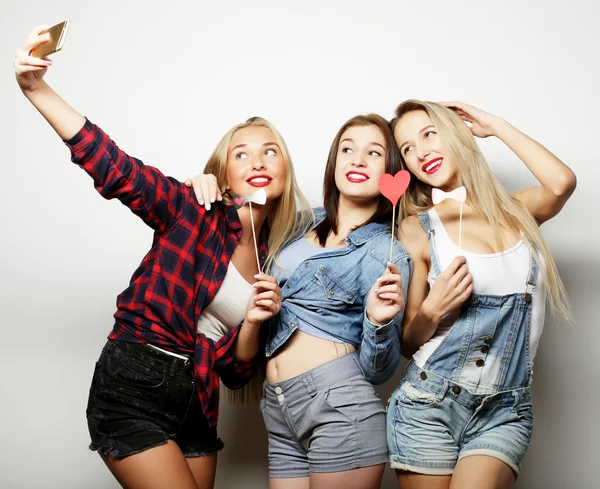 Zabawne dziewczyny, gotowy do partii, selfie — Zdjęcie stockowe