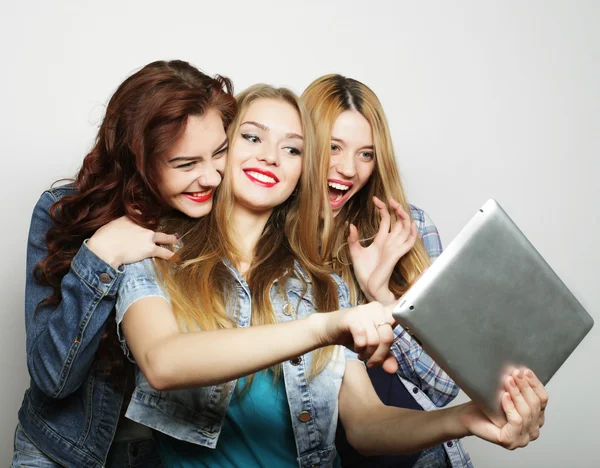 Три подружки делают селфи с цифровым планшетом — стоковое фото