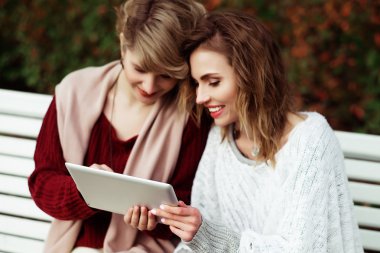 güzel kadınlar kızlar sonbahar tablet açık kullanma