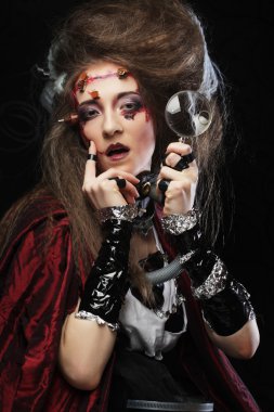 kadınla bir büyüteç tutarak kadar yaratıcı olun