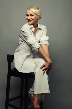 çekici sarışın kadın