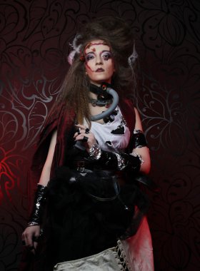 Yaratıcı makyajlı genç bir kadın..