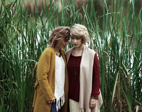 Femmes de mode posant ensemble en plein air — Photo