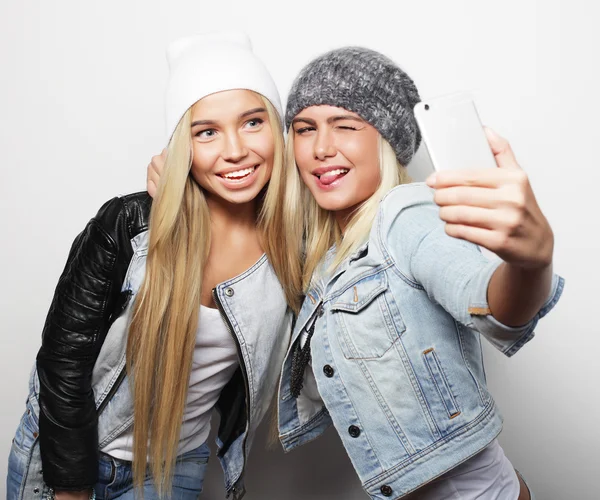 Due ragazze adolescenti amiche in abito hipster fanno selfie — Foto Stock