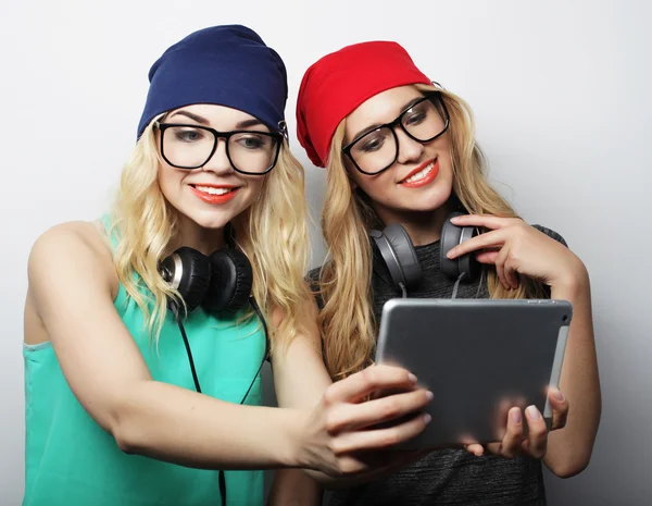 Dwóch znajomych dziewczyn hipster biorąc selfie — Zdjęcie stockowe