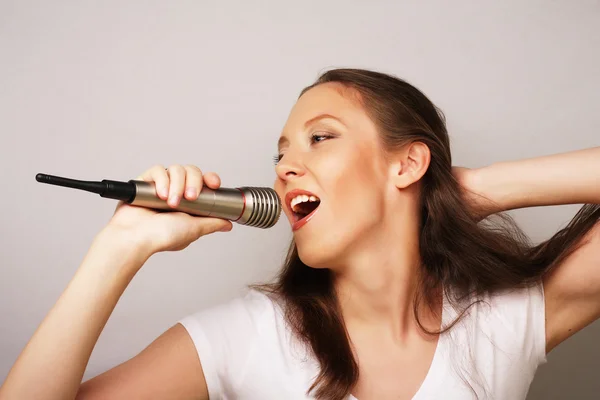 Fröhliches singendes Mädchen. — Stockfoto