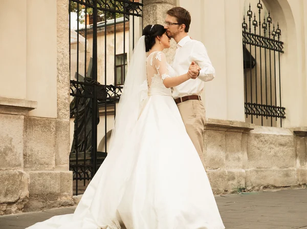 Stylish luxury  bride and elegant groom — Stock Photo, Image