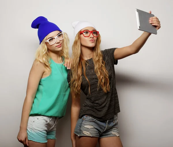 Twee hipster meisjes vrienden nemen selfie — Stockfoto