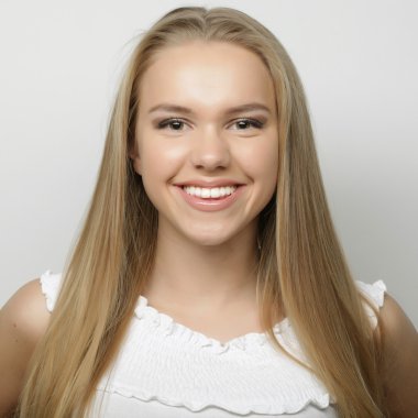 Genç sarışın kız gülümseyen şirin